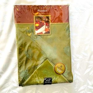 Macy’s Bountiful Dinner Party Damask Holiday Tablecloth and 8 Napkins